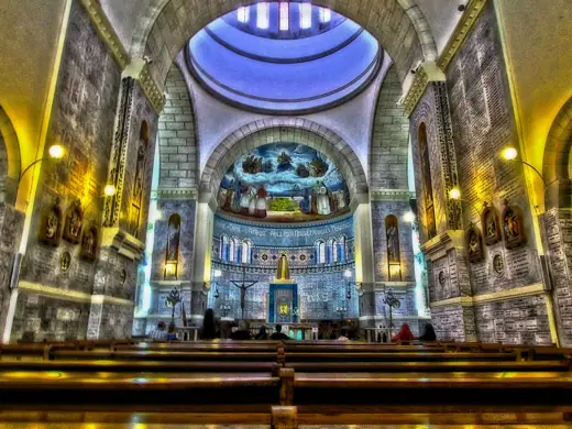 Photo 6: Interior · La basilique est construite sur un promontoire dominant la mer de 124 m, au nord d'Alger