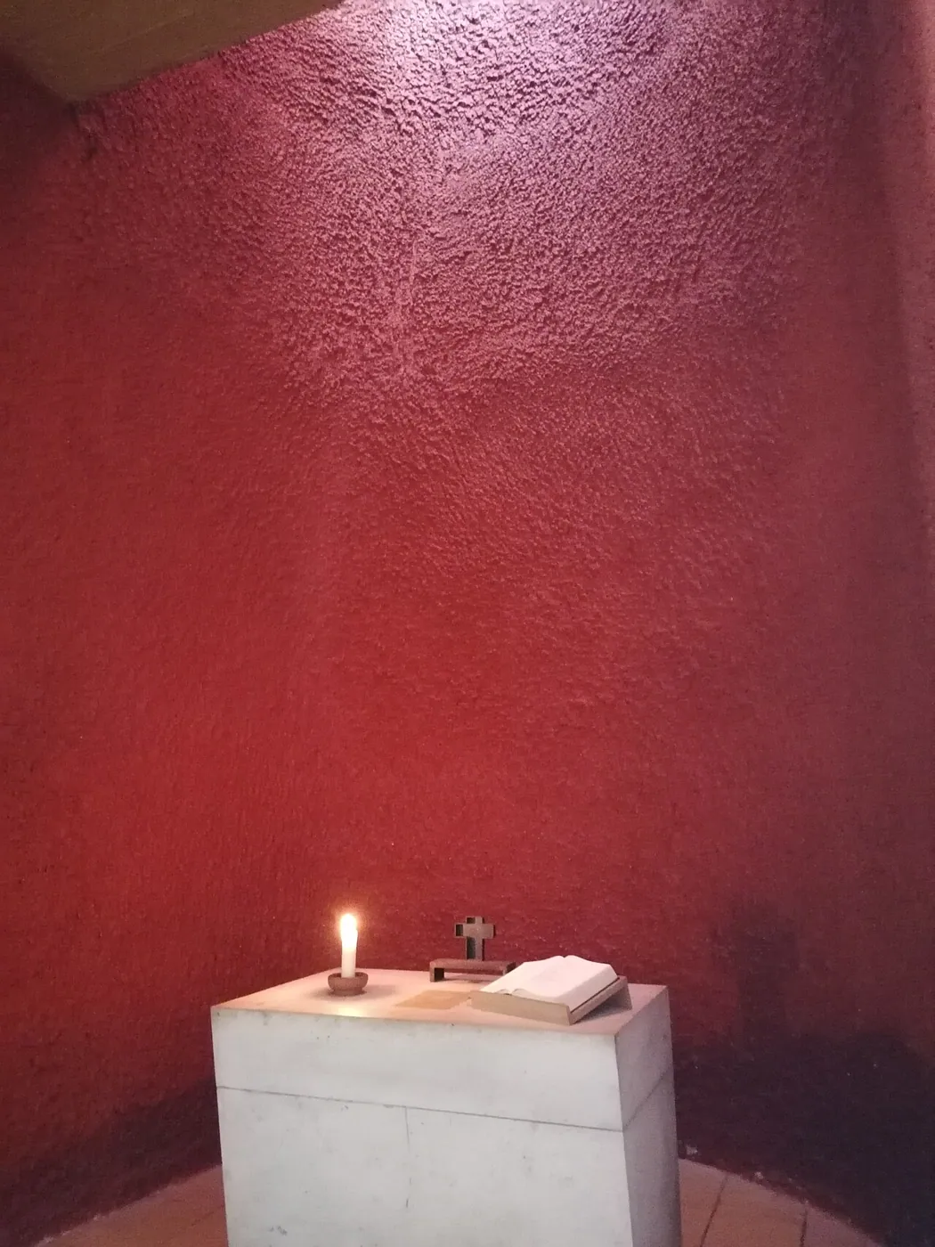 Notre-Dame du Haut: Interior · Chapelle intérieure rouge de la chapelle Notre-Dame du Haut à Ronchamp en octobre 2019