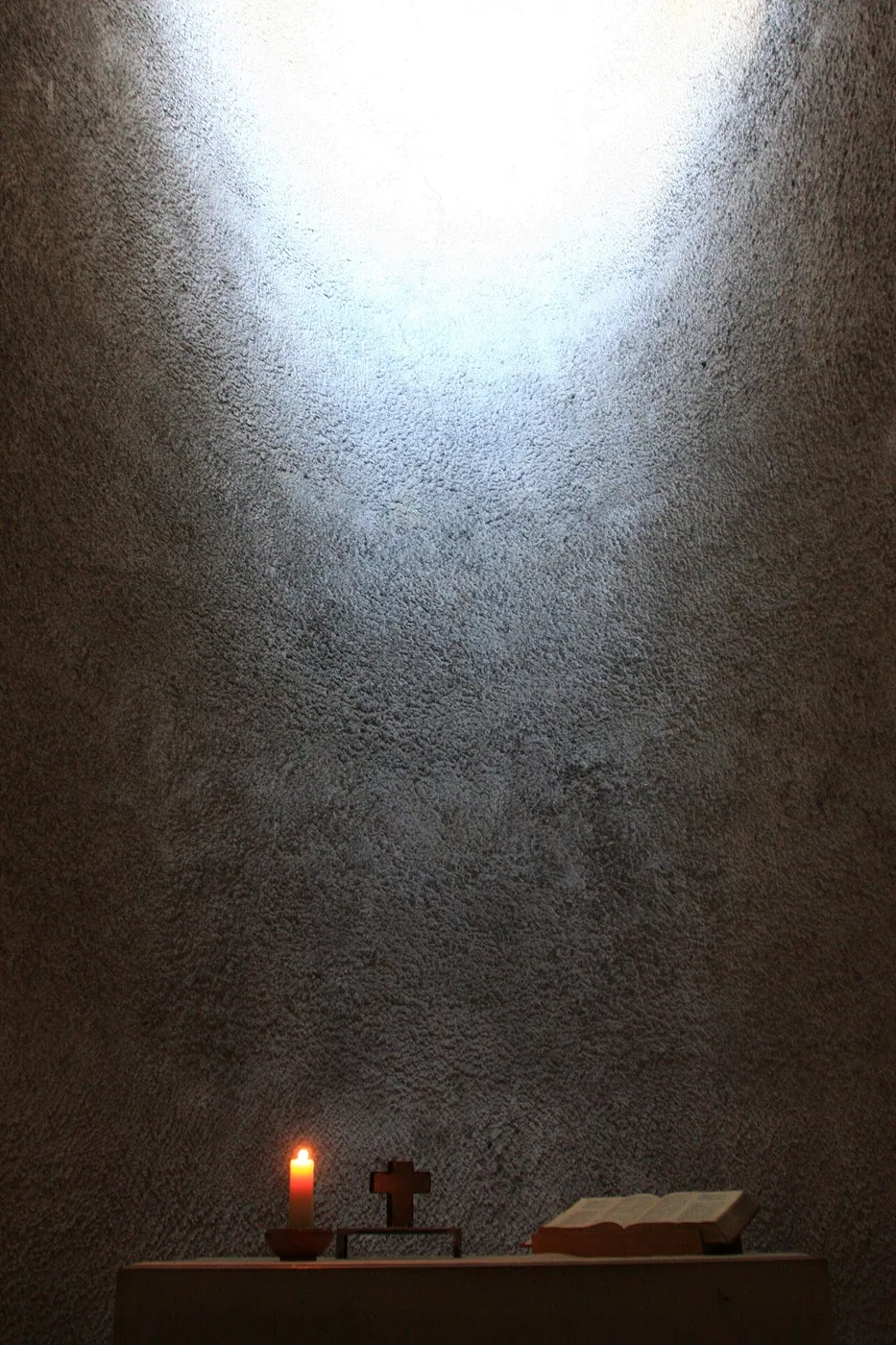 Notre-Dame du Haut: Interior · Chapelle intérieure de la chapelle Notre-Dame du Haut à Ronchamp en octobre 2019
