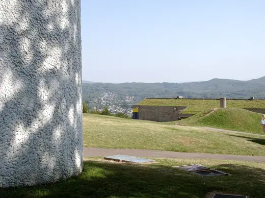 Photo 2: Exterior
