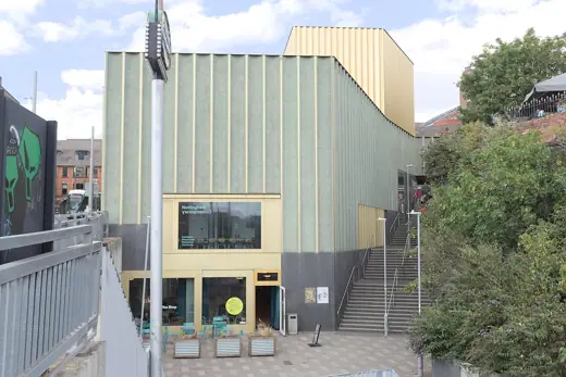 Photo 2: Exterior