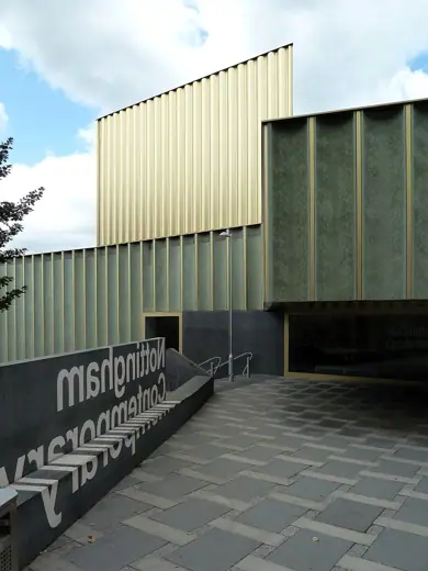 Photo 3: Exterior