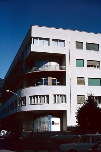 Photo 3: Exterior