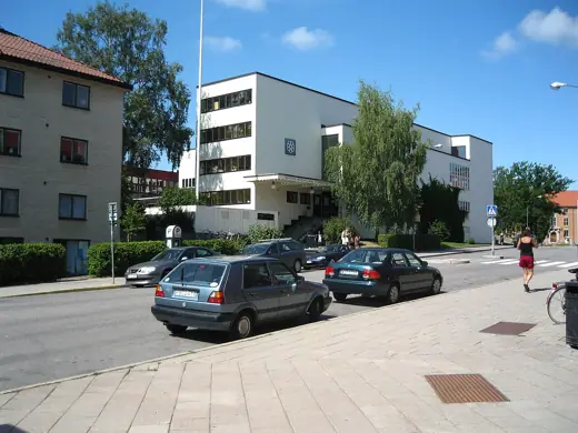 Photo 2: Exterior