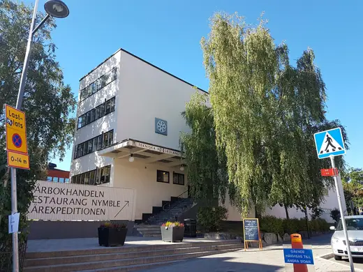 Photo 1: Exterior