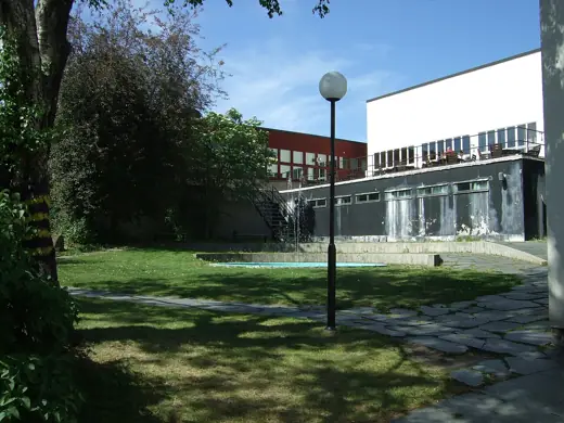 Photo 4: Exterior