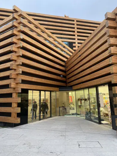 Photo 3: Exterior
