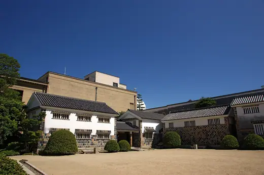 Photo 2: Exterior