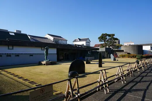 Photo 3: Exterior