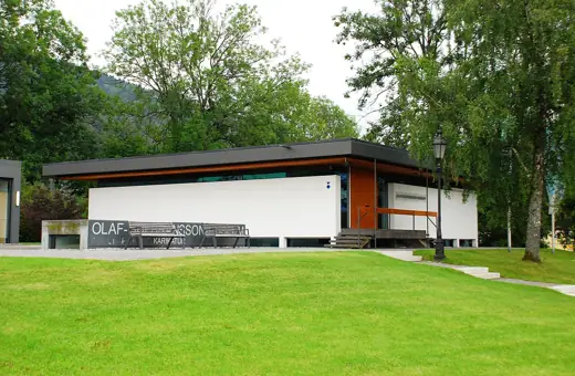 Photo 1: Exterior