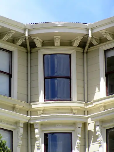 Photo 5: Detail · Curved sash windows must have been a technical challenge when constructed