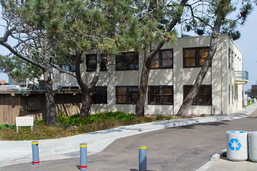 Photo 2: Exterior