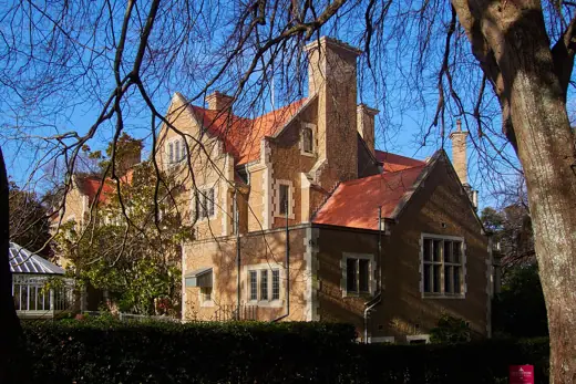 Photo 1: Exterior
