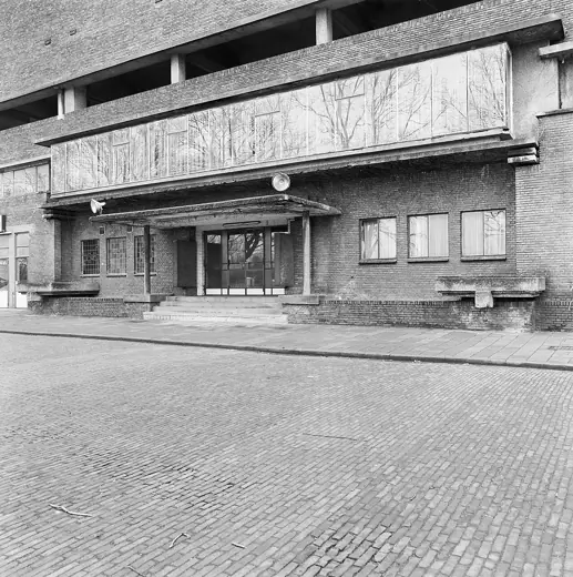 Photo 3: Interior · OLYMPISCH STADION: Exterieur WESTZIJDE, ENTREE NAAR FOYERS EN KANTOREN