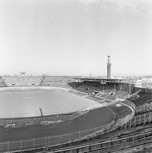 Photo 4: Interior · OLYMPISCH STADION: Exterieur OVERZICHT BINNENTERREIN, MARATHON-TRIBUNE