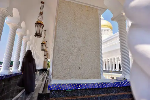 Photo 6: Interior · Sultan Omar Ali Saifuddin Mosque enfilade