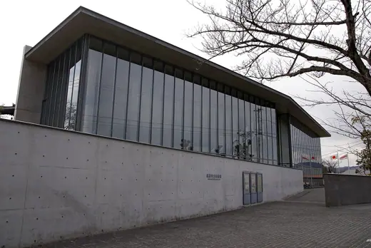 Photo 1: Exterior