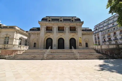 Photo 1: Exterior
