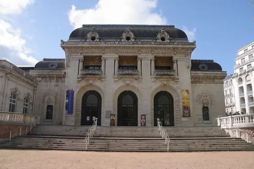 Photo 2: Exterior
