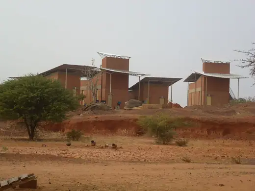 Photo 2: Exterior · Housing Operavillage