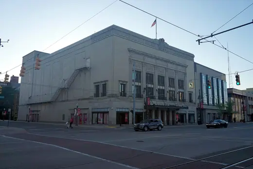 Photo 2: Exterior