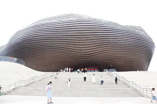 Photo 2: Exterior