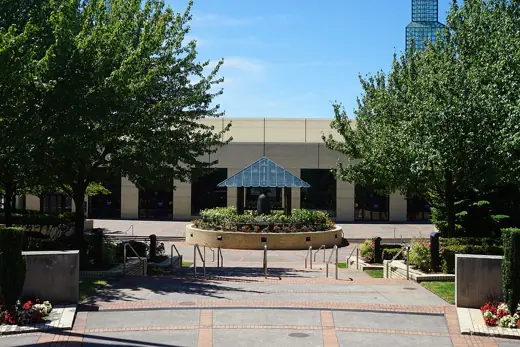 Photo 3: Exterior · The Oregon Convention Center in Portland , Oregon ( United States )