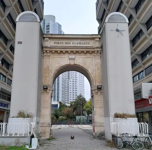 Photo 2: Exterior · Face avant de la porte des Flamands, devant les Orgues de Flandre, Paris