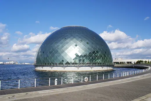 Photo 1: Exterior