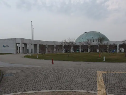 Photo 2: Exterior