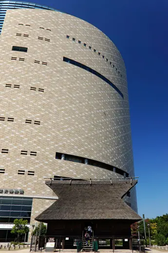 Photo 2: Exterior