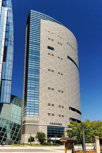 Photo 3: Exterior
