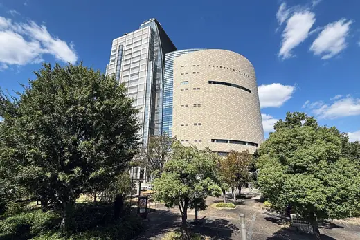 Photo 4: Exterior