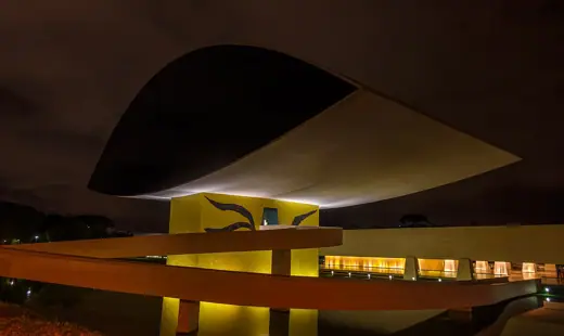 Photo 2: Exterior · Museu Oscar Niemeyer por Rodrigo Tetsuo Argenton
