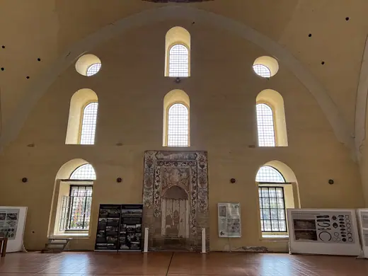 Photo 4: Interior