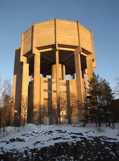 Photo 1: Exterior