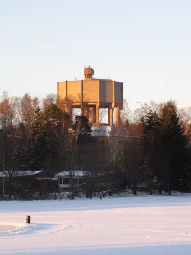 Photo 2: Exterior