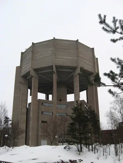 Photo 4: Exterior