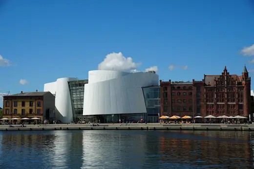 Photo 4: Exterior · Blick auf die Hafenstraße Stralsund mit Ozeaneum