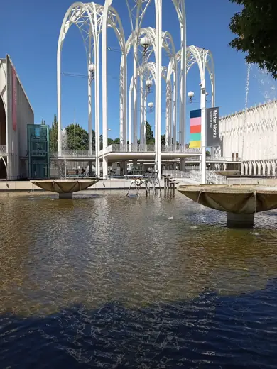 Photo 2: Exterior