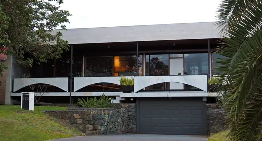 Photo 1: Exterior