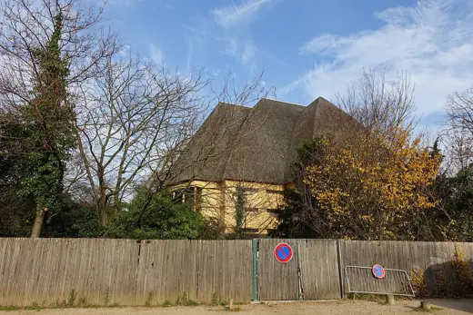 Photo 2: Exterior