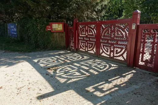 Photo 4: Exterior
