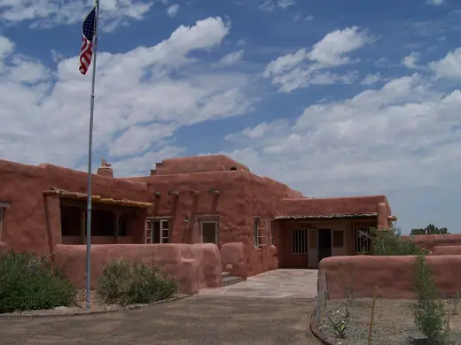 Photo 4: Exterior