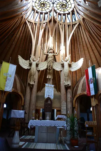 Photo 6: Interior · Szentlélek-templom, oltár