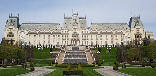 Photo 2: Exterior · Palatul Culturii vedere din Grădina Publică Palas