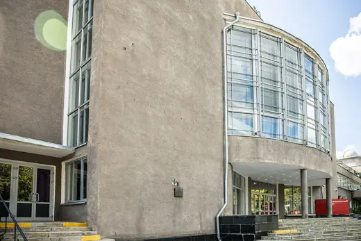 Photo 2: Exterior