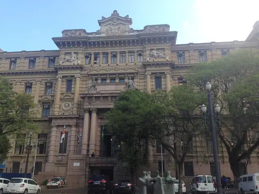 Photo 1: Exterior · Fachada principal do Palácio da Justiça, em São Paulo (SP), Brasil