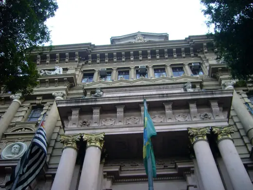 Photo 2: Exterior · Fachada vista de baixo do prédio do Palácio da Justiça de São Paulo
