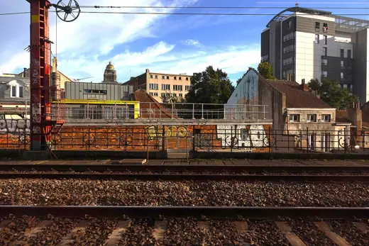 Photo 4: Exterior · Vue depuis un train sur le viaduc en briques entre la rue Terre-Neuve et le Boulevard du Midi